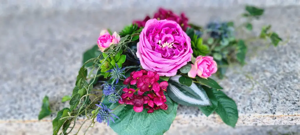 [import] Tischgesteck länglich mit Rosen