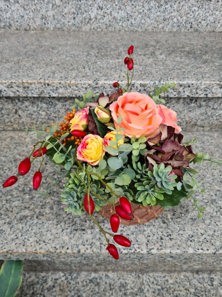 Blumenstrauß herbstlich, kurz gebunden mit Rosen & Hagebutten