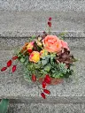 Blumenstrauß herbstlich, kurz gebunden mit Rosen & Hagebutten