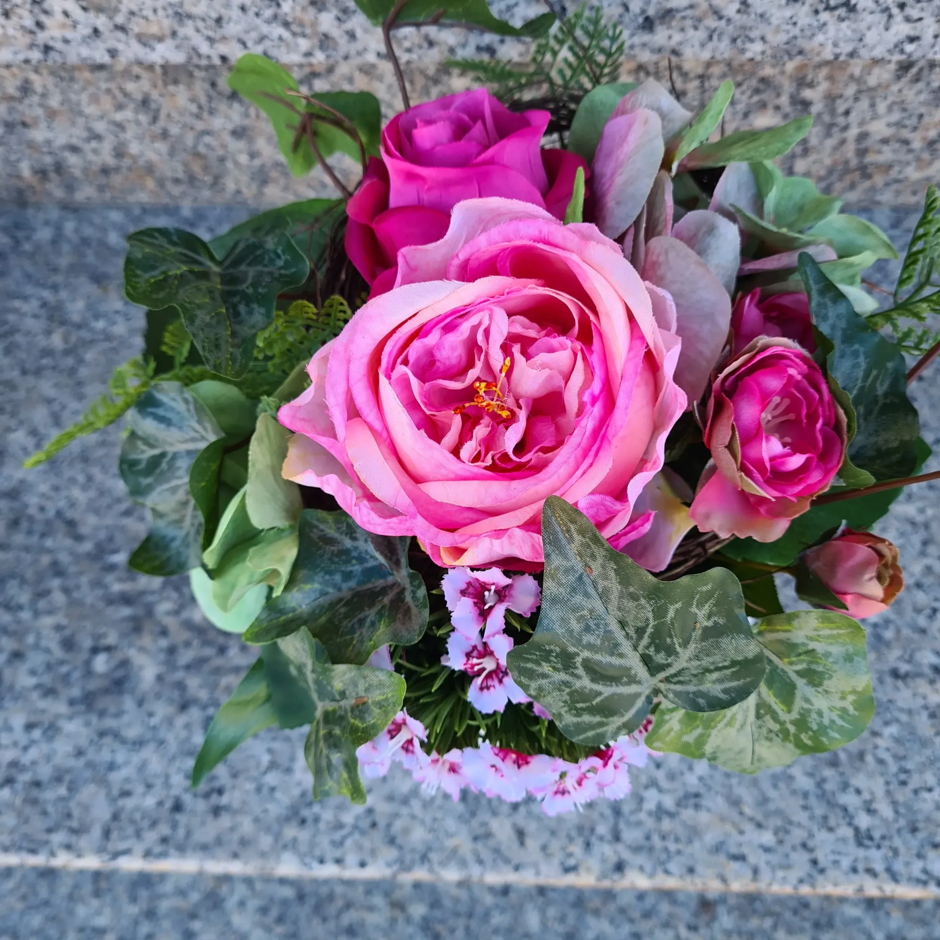 Blumenstrauß kurz gebunden mit Rosen, Hortensien & Bartnelken