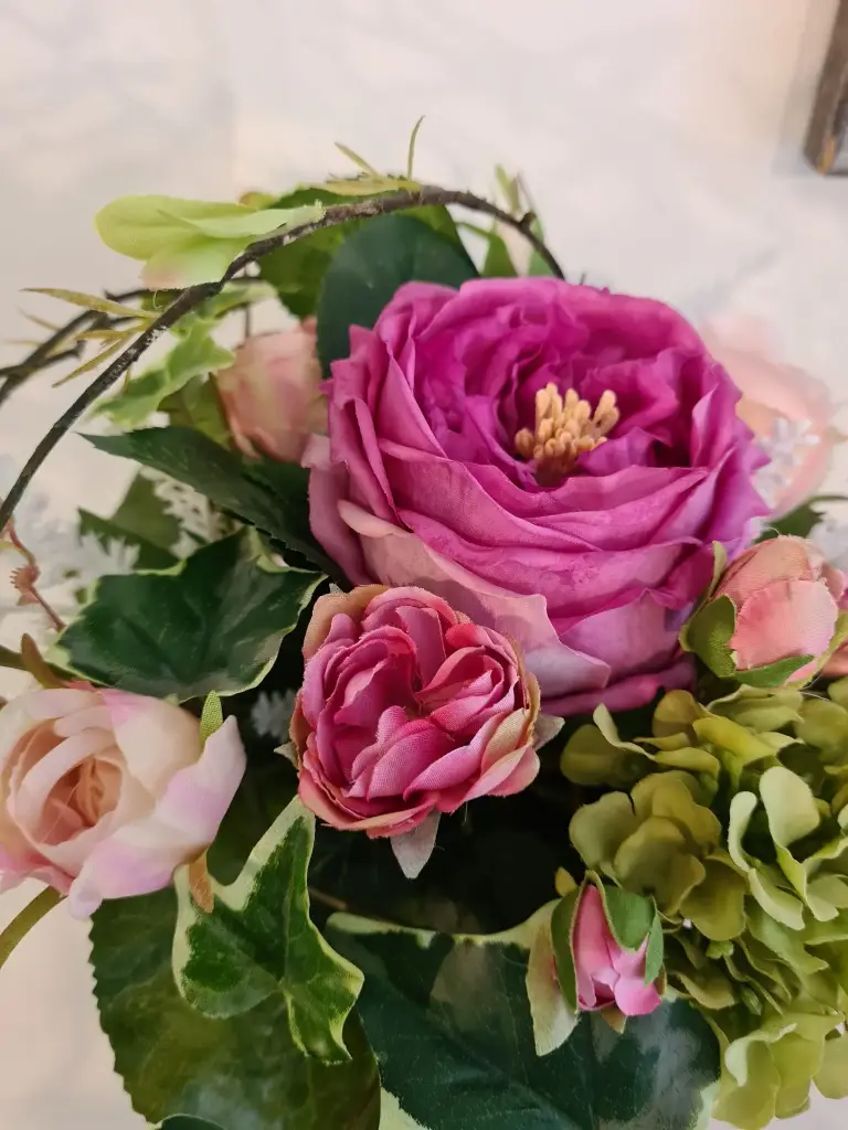 Blumenstrauß kurz gebunden mit Rosen & Schneeball