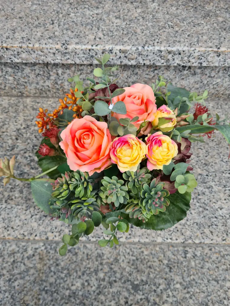 Blumenstrauß herbstlich, kurz gebunden mit Rosen & Beeren