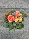 Blumenstrauß herbstlich, kurz gebunden mit Rosen & Beeren